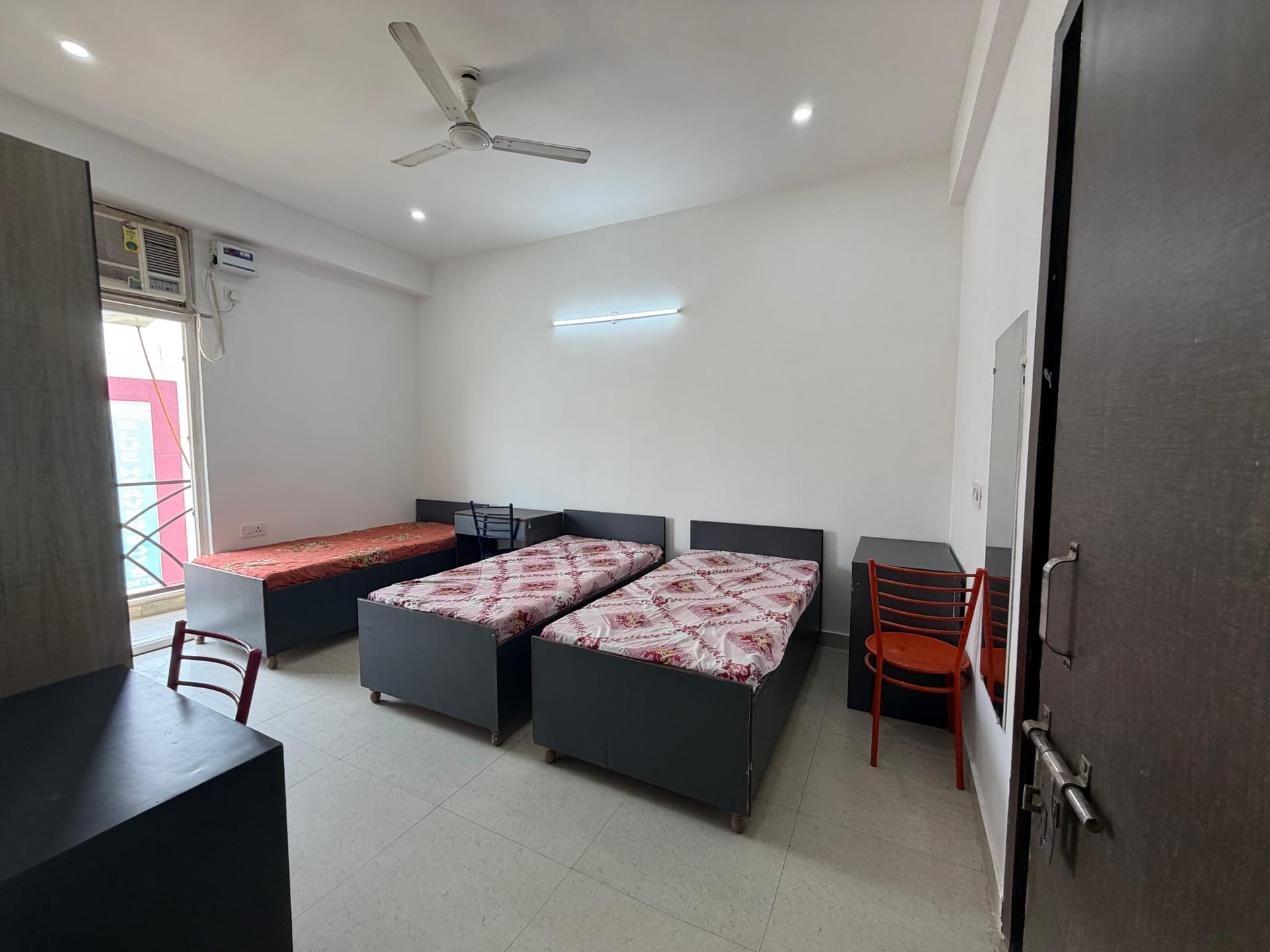 White House Girls Hostel Gallery Image 14
